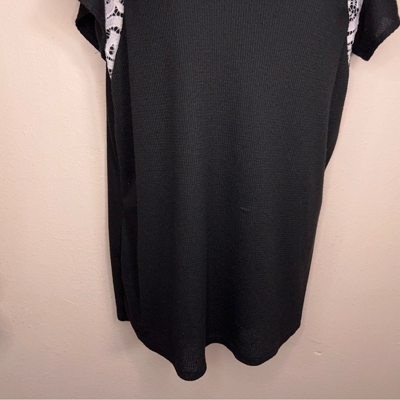 Medium Heimish Black Waffle Knit Top Short Sleeve White Lace Accent Vneck Stretc - Picture 3 of 13